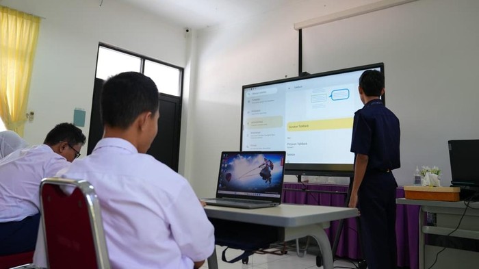 Papan Interaktif Digital atau yang disebut Interactive Flat Panel (IFP) pada siswa tunanetra Papan Interaktif Digital atau yang disebut Interactive Flat Panel (IFP) pada siswa tunanetra