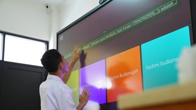 Potret Interactive Flat Planel Bantu Siswa Tunanetra Belajar di Kelas