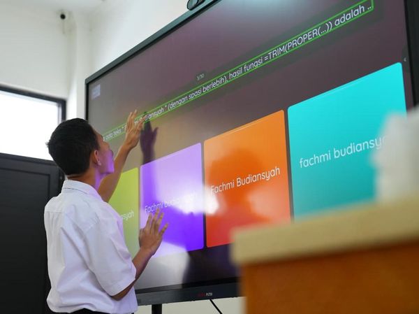 Potret Interactive Flat Planel Bantu Siswa Tunanetra Belajar di Kelas