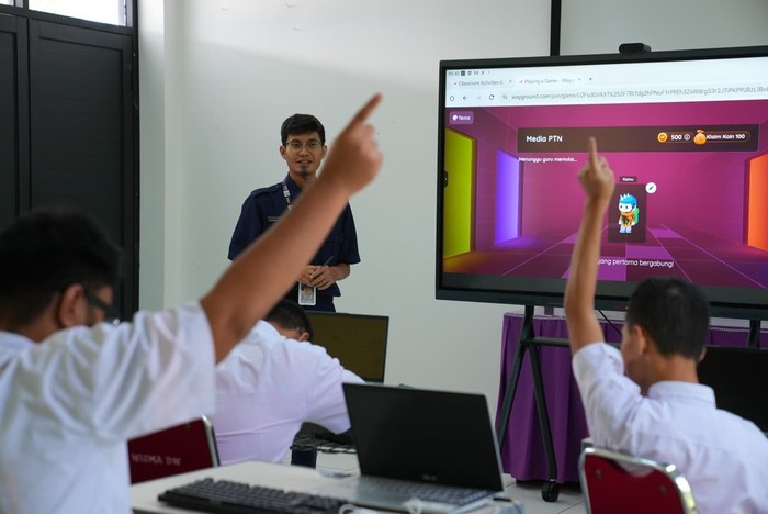 Papan Interaktif Digital atau yang disebut Interactive Flat Panel (IFP) pada siswa tunanetra