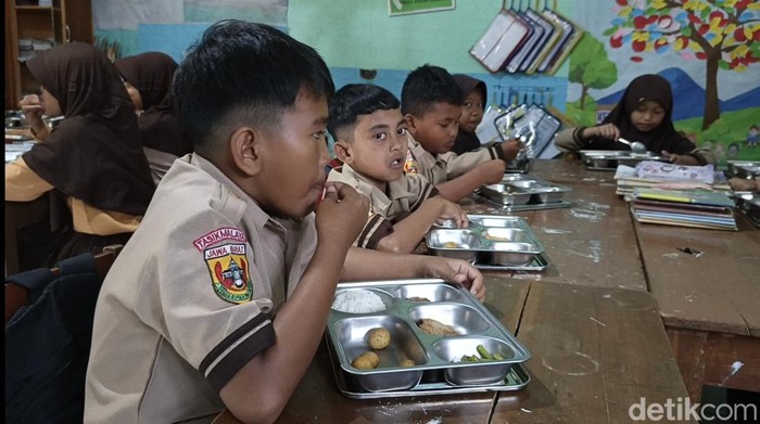 Para pejalar di Tasik tengah menyantap sajian MBG