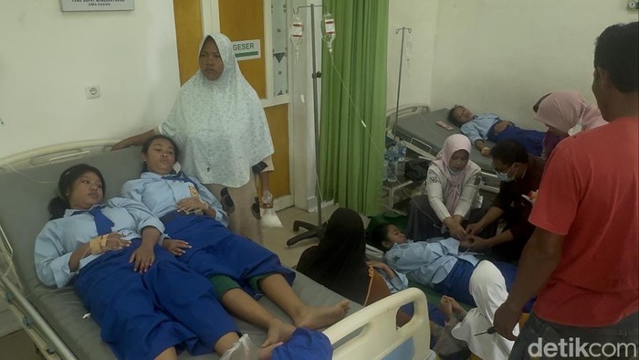 Para siswa SMPN 1 Kragan, Rembang yang keracunan MBG dirawat di Puskesmas Kragan 1, Rembang, Rabu (24/9/2025).