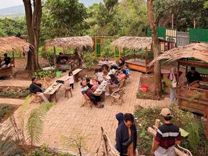 Pawon Sego Lego, Kuliner Tradisional Autentik yang Viral di Trawas