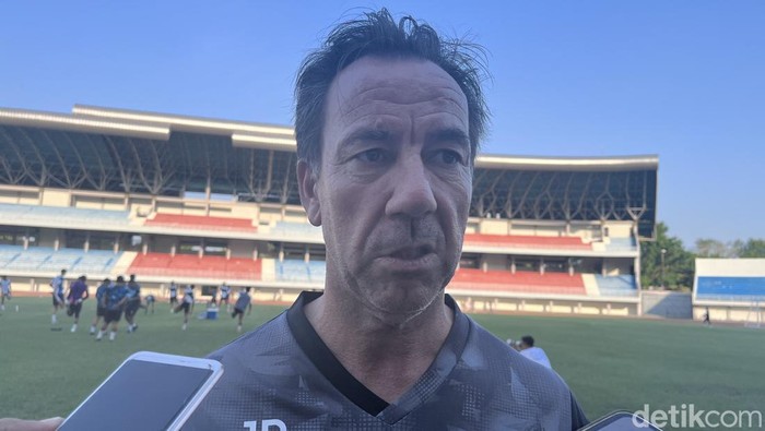 Pelatih PSIM Jogja, Jean-Paul van Gastel di Stadion Mandala Krida, Kota Jogja, Selasa (23/9/2025).