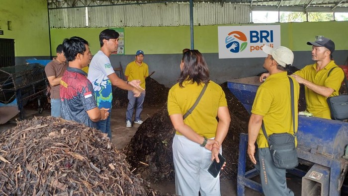 Pelatihan diversifikasi dan penguatan mutu produk pupuk kompos di TPS3R Pudak Mesari, Badung, Sabtu (30/08/2025). Pelatihan itu difasilitasi oleh BRI Peduli.