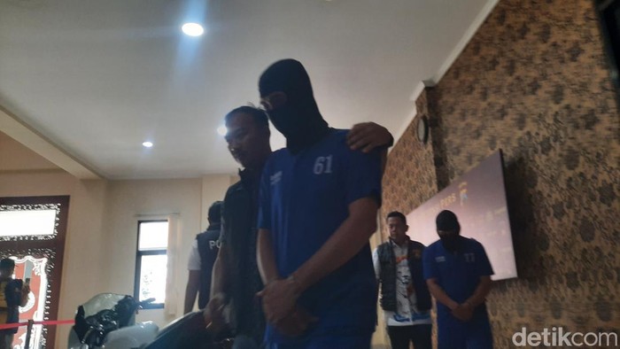 Tampang pelaku pembunuhan kakak beradik di Kudus saat dihadirkan di Polres Kudus, Rabu (24/9/2025).