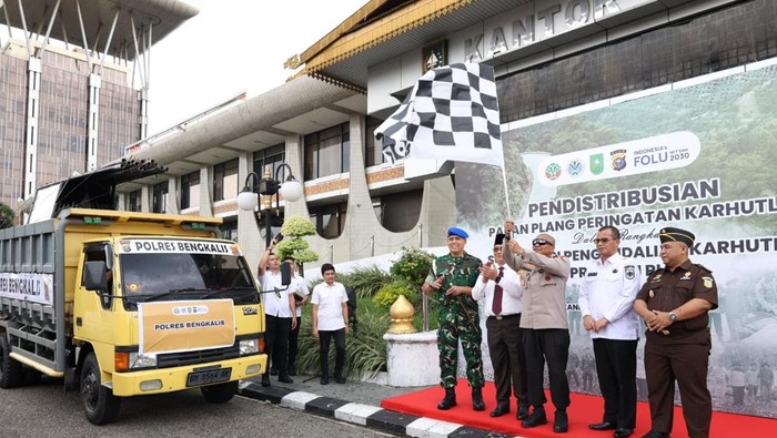 Pemprov dan Polda Riau mendistribusikan 242 plang peringatan di lahan eks karhutla, Rabu (24/9/2025). Wakapolda Riau Brigjen Jossy Kusumo mewakili Kapolda Irjen Herry Heryawan memimpin pendistribusian plang di kantor Gubernur Riau bersama Sekda Riau Syahrial Abdi.