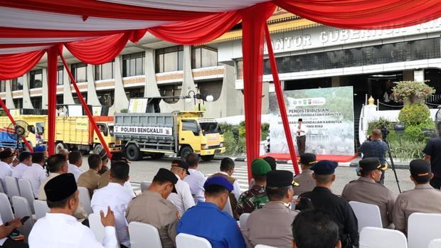 Pemprov dan Polda Riau mendistribusikan 242 plang peringatan di lahan eks karhutla, Rabu (24/9/2025). Wakapolda Riau Brigjen Jossy Kusumo mewakili Kapolda Irjen Herry Heryawan memimpin pendistribusian plang di kantor Gubernur Riau bersama Sekda Riau Syahrial Abdi.