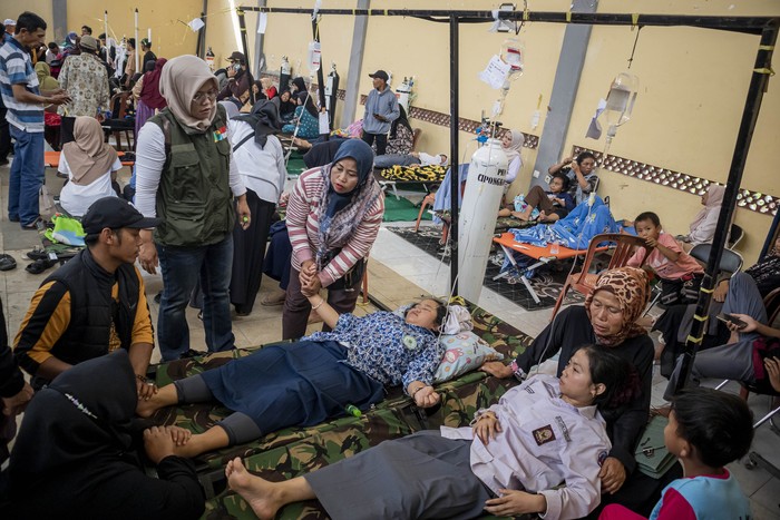 Siswa korban keracunan usai menyantap menu makan bergizi gratis (MBG) menjalani perawatan medis di Posko Penanganan di Kantor Kecamatan Cipongkor, Kabupaten Bandung Barat, Jawa Barat, Rabu (24/9/2025). Sekretaris Daerah (Sekda) Pemprov Jawa Barat Herman Suryatman mengatakan sebanyak 500 pelajar di Kecamatan Cipongkor mengalami keracunan yang diduga akibat menyantap hidangan makan bergizi gratis pada (24/9). ANTARA FOTO/Abdan Syakura