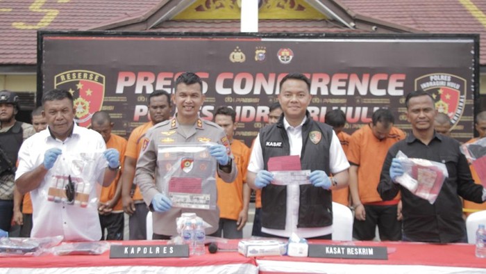 Polisi menunjukkan barang bukti curanmor di Inhu, Riau