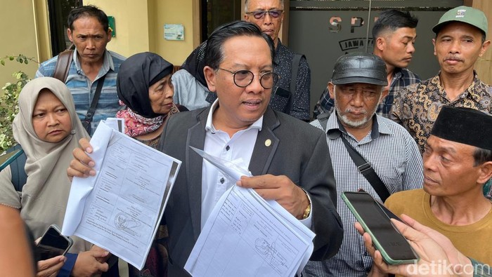 Pengacara Masbuhin menunjukkan bukti dan laporan polisi di SPKT Polda Jatim terkait dugaan pemalsuan tanah di SPKT Polda Jatim