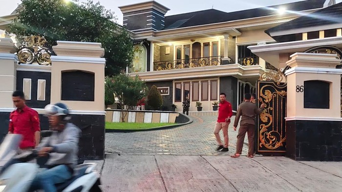 Rumah diduga milik eks Bupati Pesawaran Dendi Ramadhona digeledah Kejati Lampung