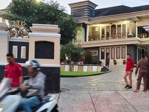 Rumah Mewah Diduga Milik Eks Bupati Pesawaran Digeledah Kejati Lampung