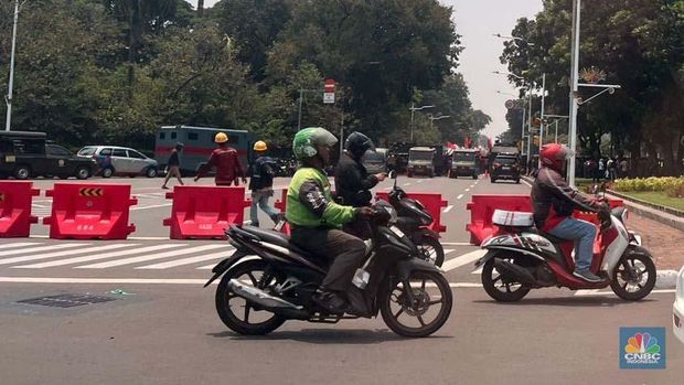 Penutupan ruas jalan di daerah Medan Merdeka Selatan efek adanya demo petani pada Rabu (24/9/2025). (CNBC Indonesia/Wahyu Daniel)