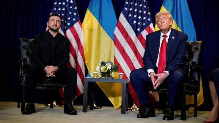 U.S. President Donald Trump meets with Ukrainian President Volodymyr Zelenskiy during the 80th United Nations General Assembly, in New York City, New York, U.S., September 23, 2025. REUTERS/Al Drago Purchase Licensing Rights