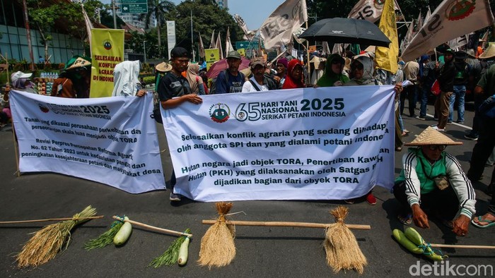 Massa Aksi melakukan long march di Jalan Medan Merdeka Selatan, Jakarta, Rabu (24/9/2025).