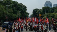 Massa Aksi melakukan long march di Jalan Medan Merdeka Selatan, Jakarta, Rabu (24/9/2025).  