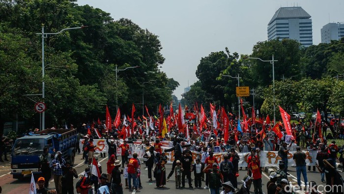 Massa Aksi melakukan long march di Jalan Medan Merdeka Selatan, Jakarta, Rabu (24/9/2025).
