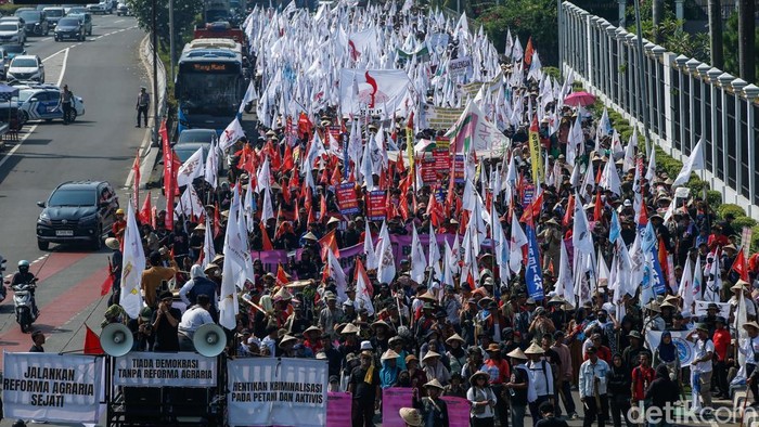 Massa aksi dari sejumlah aliansi tani menggelar demonstrasi di depan Gedung DPR/MPR RI, Jakarta, Rabu (24/9/2025).