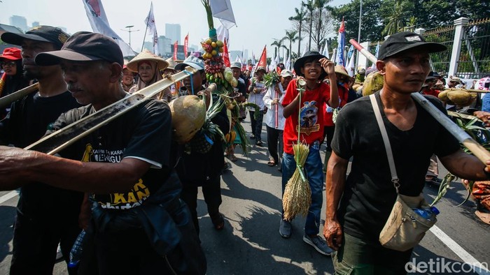 Massa aksi dari sejumlah aliansi tani menggelar demonstrasi di depan Gedung DPR/MPR RI, Jakarta, Rabu (24/9/2025).