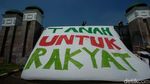 Petani Kenakan Caping dan Bawa Hasil Tani Saat Aksi di DPR