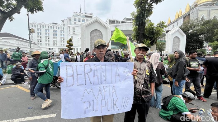 Petani padi asal Dairi berdemo di depan Kantor Gubernur Sumut. (Kartika Sari/detikSumut)
