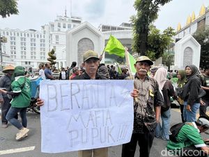 Demo di Kantor Gubsu, Petani Padi Dairi Curhat Harga Pupuk Melambung Tinggi
