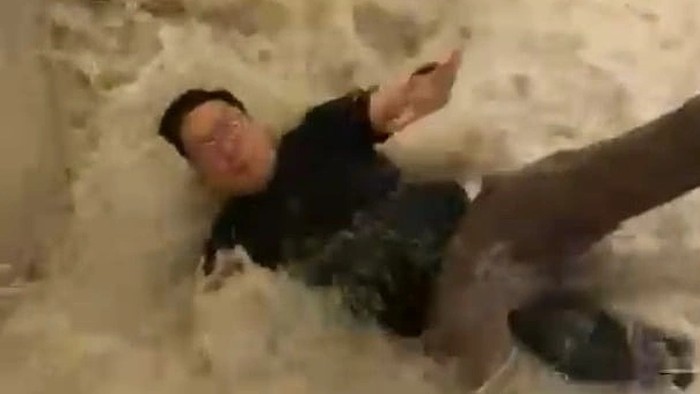 Pintu kaca Hotel Fullerton Ocean Park Hong Kong pecah oleh Topan Ragasa