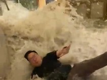 Topan Ragasa Hantam Hong Kong: Pintu Hotel Hancur, Tamu Jadi Korban