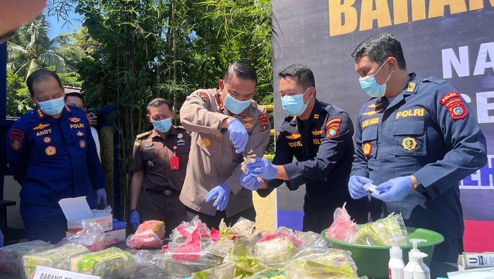 Polda Babel memusnahkan sabu 11,5 kilogram.