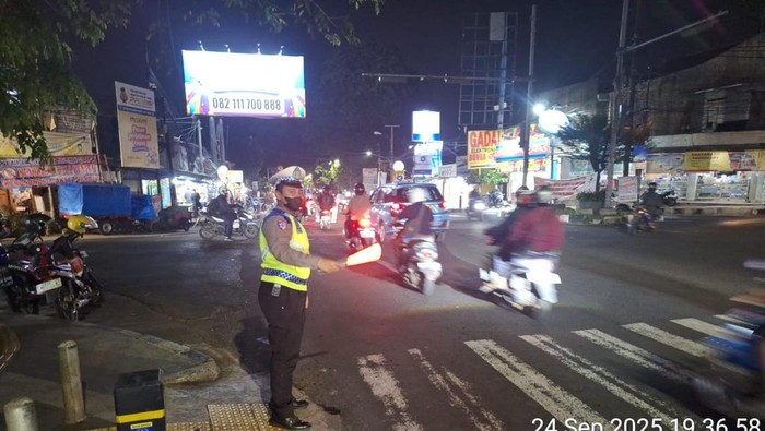 Polisi mengatur lalu lintas kemacetan di Jalan Lenteng Agung, Jakarta Selatan arah Kota Depok. (dok istimewa)