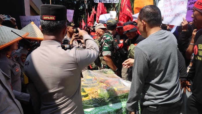 Polres Jaksel membagikan tumpeng kepada massa petani di depan gedung Kementan, Jaksel, Rabu (24/9/2025).