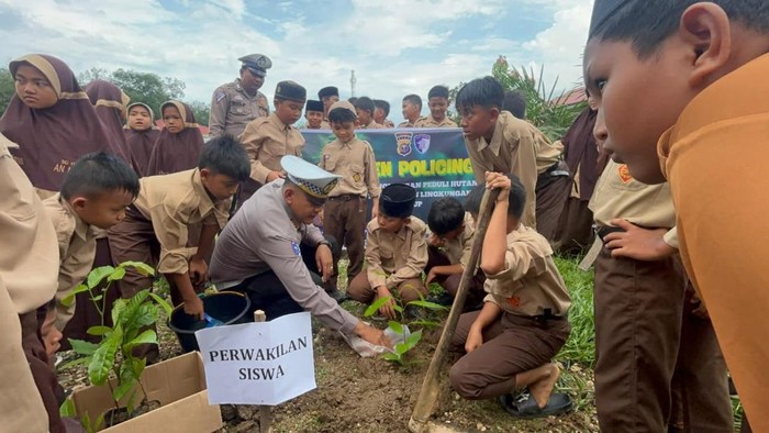 Polres Kuansing menanam pohon mengajarkan Gen-Z cinta lingkungan.