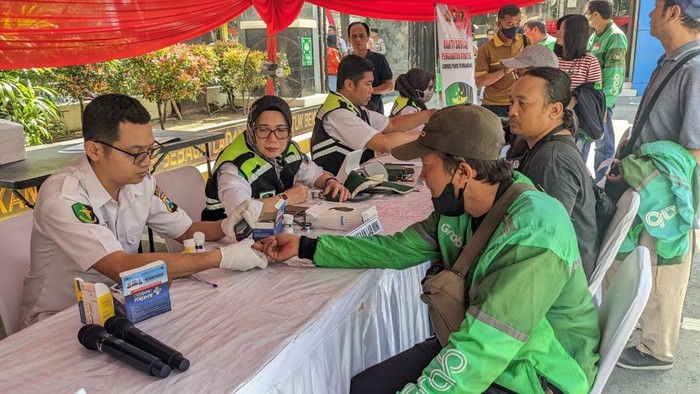 Pengendara ojol mengikuti pemeriksaan kesehatan gratis yang digelar Polres Tulungagung