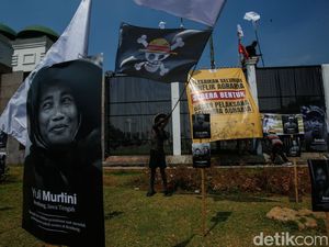 Potret Petani Korban Intimidasi Dipajang Saat Aksi di Depan DPR