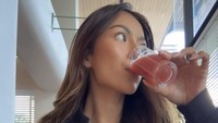 Pemenang Miss Universe Indonesia 2025 itu juga aktif berbagi inspirasi pola hidup sehat. Sanly sempat menunjukkan beberapa suplemen serta racikan minuman sehat yang ia rutin konsumsi. Foto: Instagram @sanlyliuu
