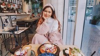 Lagi-lagi pemilik salon The Pause itu membagikan momen saat brunch di Sydney yang menurutnya spesial. Di cafe bernama Concrete Jungle, Sanly memesan pancake, smoothies bowl, hingga latte. Terlihat enak ya? Foto: Instagram @sanlyliuu