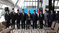 Presiden Prabowo Subianto mengadakan pertemuan dengan tokoh filantropi dunia sekaligus pendiri Gates Foundation, Bill Gates. Prabowo sekaligus menganugerahkan bintang jasa utama kepada Bill Gates. Dalam keterangannya usai pertemuan, Prabowo mengatakan bahwa pertemuan dengan Bill Gates berlangsung sangat positif. Menurutnya, Bill Gates memberikan perhatian dan bantuan luar biasa kepada Indonesia khususnya dalam bidang kesehatan. Foto: Dok. Zulkifli Hasan