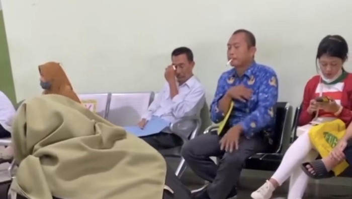 Pria baju korpri merokok di MPP Sidoarjo