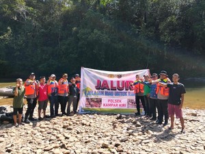 Jalur Polda Riau Beri Bantuan ke Warga di Pedalaman Rimbang Baling
