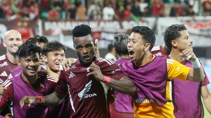 PSM Makassar merayakan kemenangan perdana di Super League 2025/2026 saat mengalahkan Persija Jakarta di Stadion Gelora BJ Habibie.