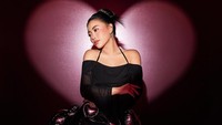 Rachel Vennya melakukan sesi foto untuk ulang tahun. Ia memakai gaun hitam dengan balon hati tertempel. (Foto: dok Instagram rachelvennya)