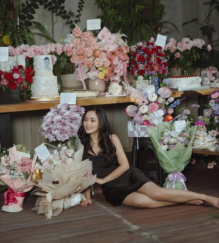 Instagram @rachelvennya