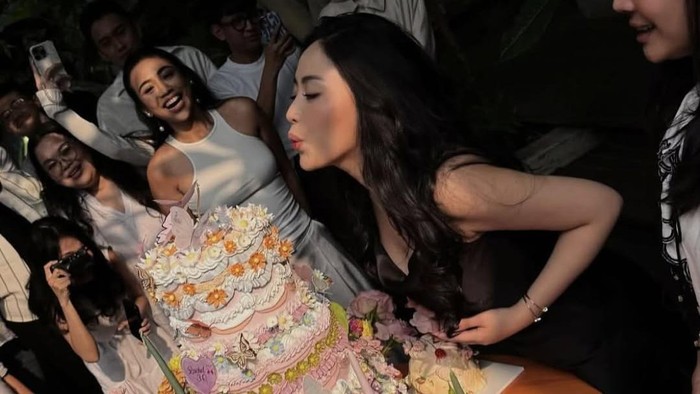 Rachel Vennya Rayakan Ulang Tahun ke-30, Penuh Bunga dan Kue Cantik!