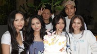Sahabat terdekatnya seperti Erika Carlina hingga Fuji juga datang untuk merayakan ulang tahun Rachel. Foto: Instagram @rachelvennya