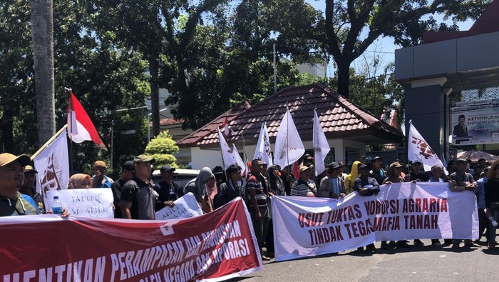 Ratusan petani turun ke jalanan melakukan aksi demontrasi di Kantor Gubernur Provinsi Sumatera Selatan