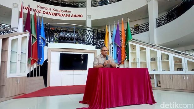 Rektor Universitas Gorontalo (UNG) Eduart Wolok saat memberikan keterangan soal kematian mahasiswanya usai mengikuti diksar Mapala. Rektor Universitas Gorontalo (UNG) Eduart Wolok saat memberikan keterangan soal kematian mahasiswanya usai mengikuti diksar Mapala.