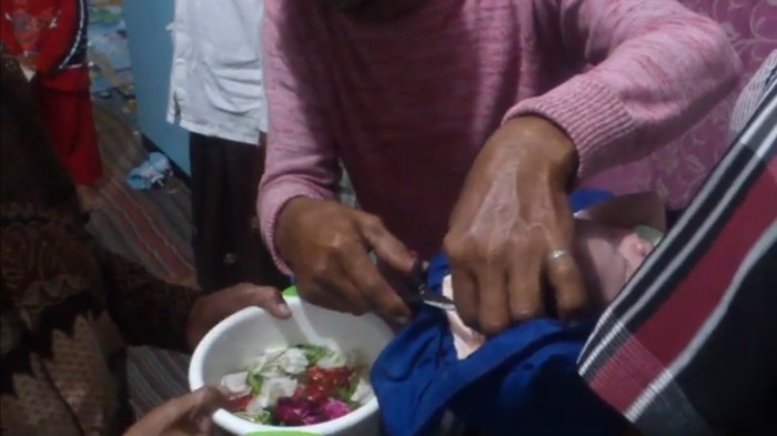 Ritual Kue Laka di Rote Ndao NTT. (Foto: Youtube edys Channel)