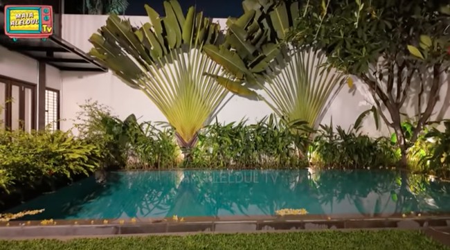 Di bagian belakang rumah Al dan Alyssa juga dilengkapi dengan kolam renang pribadi. Kolam tersebut dihiasi tanaman tropis besar yang membuat suasana seperti sedang berada di resort. Foto: YouTube/MAIA ALELDUL TV