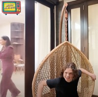 Selain kolam renang, ada juga kursi gantung unik yang bisa digunakan untuk bersantai. Spot ini terlihat instagramable, apalagi dengan pencahayaan alami dari jendela besar di sekitarnya. Foto: YouTube/MAIA ALELDUL TV